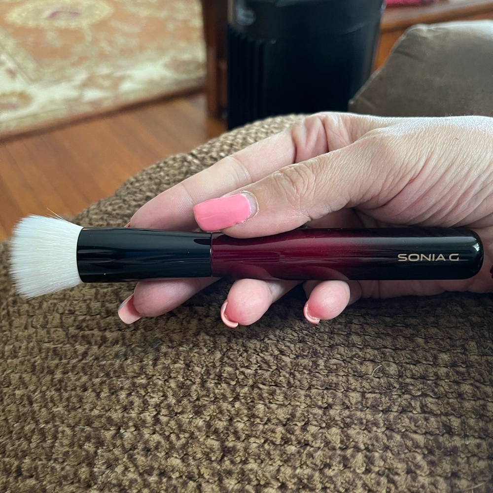 Brand new. Limited Edition. Discontinued Sonia G Base One brush.